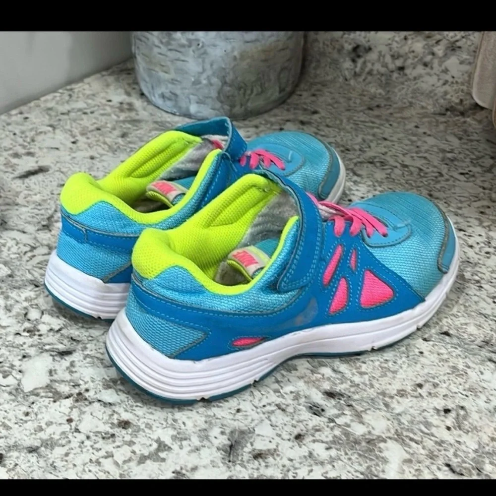 Nike Girls Blue and Pink tennis shoes size 2Y Great condition